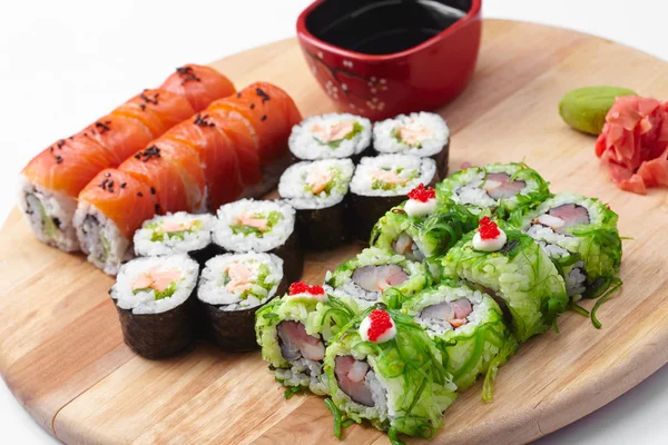 Sabrosos Conjuntos Sushi Tabla Cortar Madera — Foto de Stock