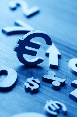 Sayı ve para birimi simgelerini üzerinde ahşap masa seti