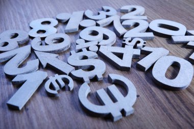 Sayı ve para birimi simgelerini üzerinde ahşap masa seti