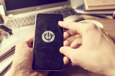 iş kavramı ile modern smartphone ofiste holding erkek eller