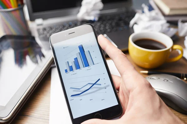 iş grafiği ile modern smartphone ekranında, iş kavramı holding erkek eller 