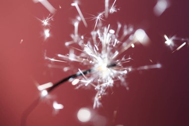 Noel ve yeni yıl partisi ışıltı kırmızı zemin üzerine 