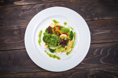 Üstten Görünüm beyaz tabakta sebze salatası 