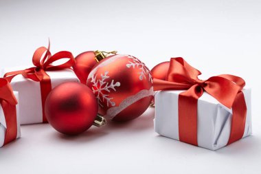 Noel topları beyaz arka plan üzerinde hediye kutuları ile 