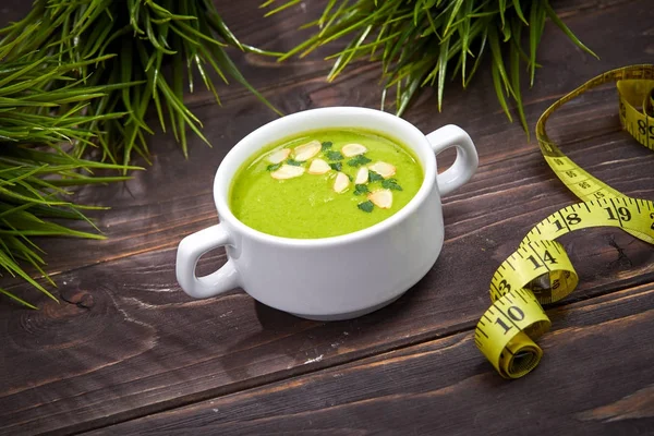 Brokoli Krim Sup Dalam Mangkuk Putih Dengan Cabang Cemara Atas — Stok Foto