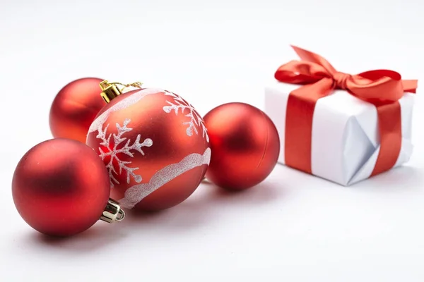 Різдвяні Кульки Подарунковою Коробкою Білому Тлі — стокове фото