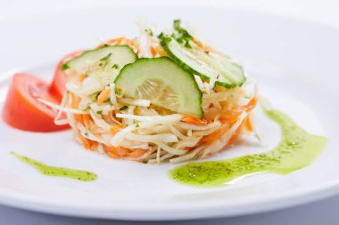 lahana salatası beyaz tabakta yakın çekim