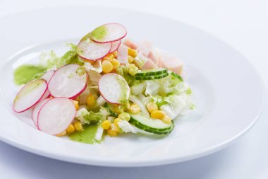 Bahar salatası beyaz tabağında, yakın çekim