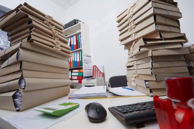 Resepsiyon ofis dosyalarda kağıt destesi