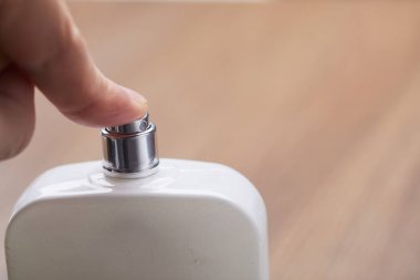 parfüm kozmetik şişe tutan erkek el