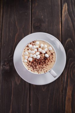 fincan sıcak cappuccino ve hatmi ahşap tablo