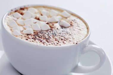 fincan sıcak cappuccino ve beyaz arka plan üzerinde hatmi ile 