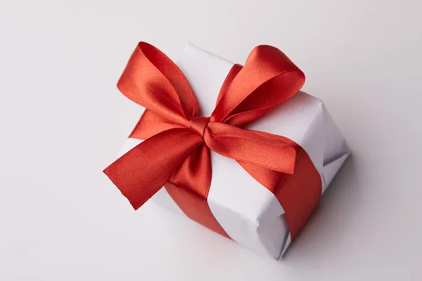 White Gift Box Red Ribbon Holiday Concept — Stock Photo, Image