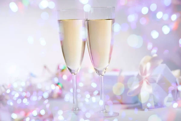 Twee Wijnglazen Met Champagne Nieuwjaar Concept — Stockfoto