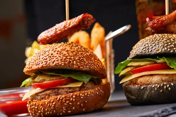 Ízletes Kövér Burgers Szürke Vágódeszka — Stock Fotó