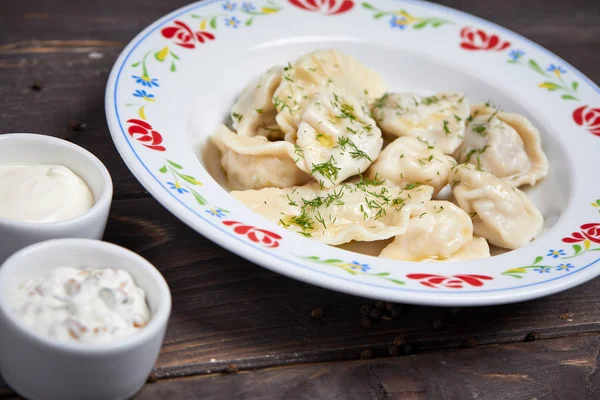 Dumplings Med Kött Vit Platta Närbild — Stockfoto