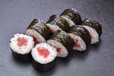 taze lezzetli suşi gri arka plan üzerinde ayarla