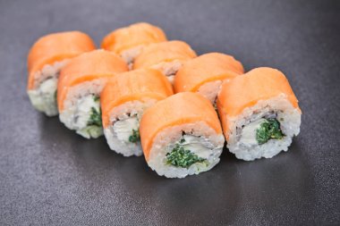 taze lezzetli suşi gri arka plan üzerinde ayarla