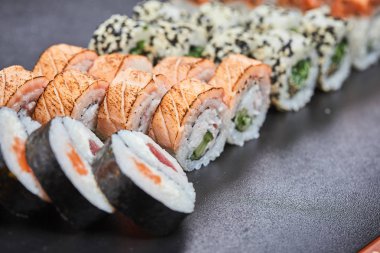 taze lezzetli suşi gri arka plan üzerinde ayarla