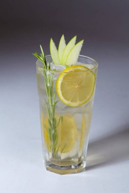 taze yaz limonata cam gri arka plan üzerinde 