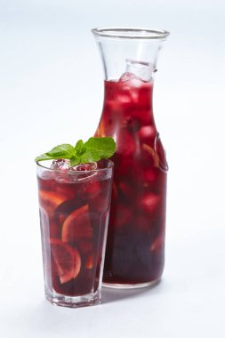 taze yaz limonata beyaz arka plan üzerinde izole cam 