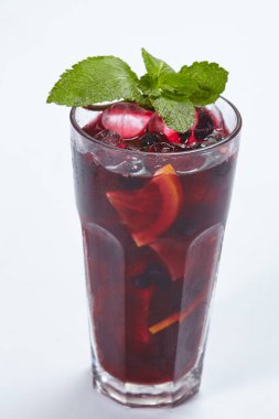 taze yaz limonata beyaz arka plan üzerinde izole cam 