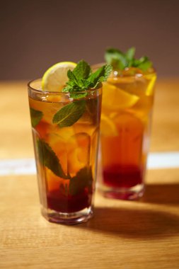 ahşap masa taze yaz limonata