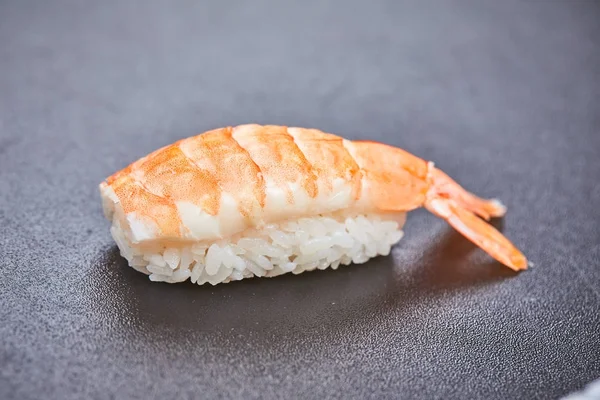 灰色の背景で新鮮なおいしい寿司 — ストック写真