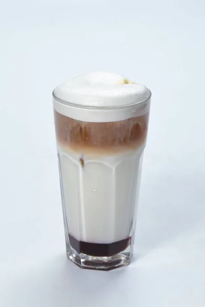 Latte Macchiato Vidrio Aislado Sobre Fondo Blanco — Foto de Stock