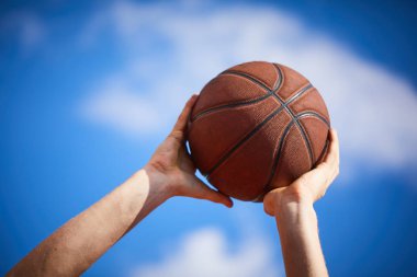 basketbol topu, yakın çekim tutan adam 