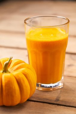 cam ile ahşap masa üzerinde kabak kabak suyu