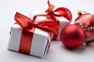 Noel topları beyaz arka plan üzerinde hediye kutuları ile 