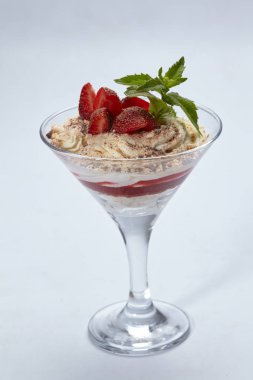 tatlı çilek beyaz arka plan üzerinde izole cam ile