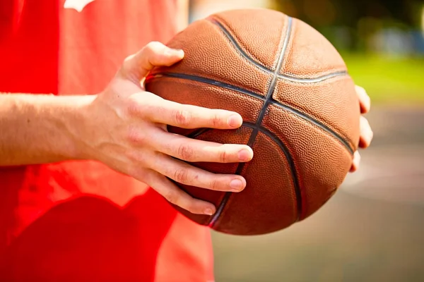 Hombre Sosteniendo Pelota Baloncesto Primer Plano —  Fotos de Stock