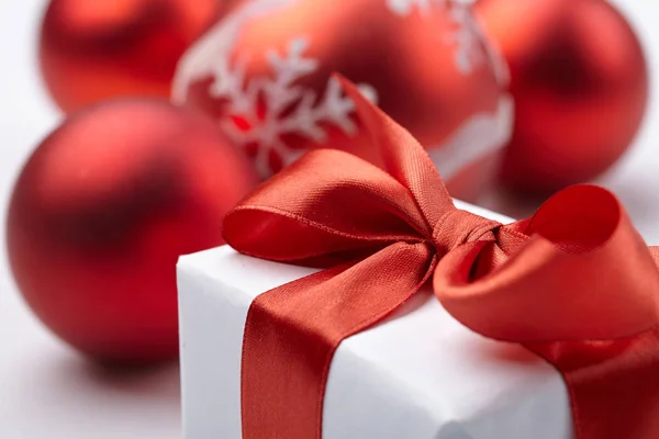 Bolas Natal Com Caixa Presente Fundo Branco — Fotografia de Stock
