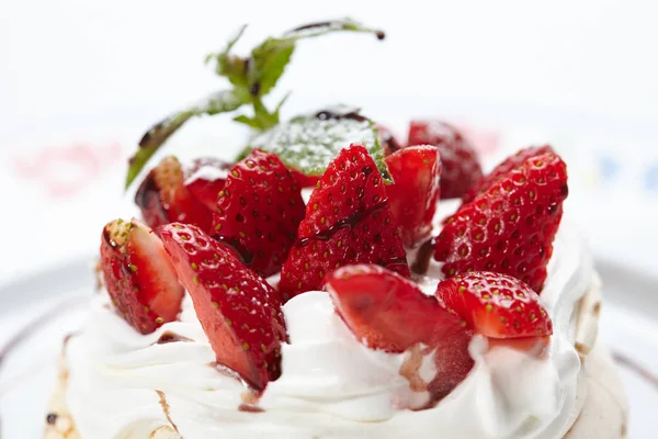 美味草莓帕夫洛娃蛋糕 — 图库照片