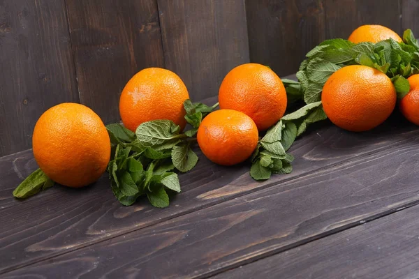 Τα πορτοκάλια με φύλλα δυόσμου — Φωτογραφία Αρχείου