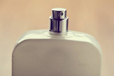 kozmetik şişe parfüm bej renkli arka plan üzerinde 