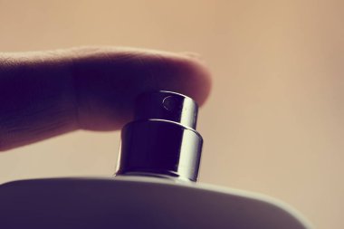 parfüm kozmetik şişe tutan erkek el