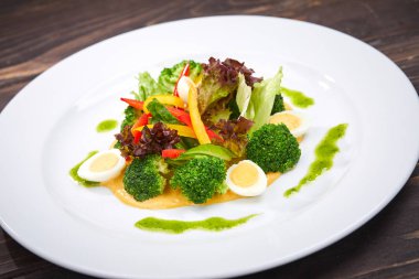 Beyaz tabakta sebze salatası yakın çekim