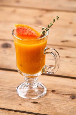 ahşap masa üzerinde sıcak lezzetli kokteyl