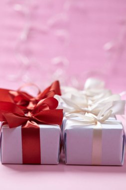 Kırmızı ve Beyaz kurdele ile Sevgililer günü için hediye 