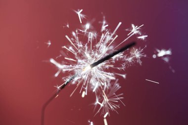 Noel ve yeni yıl partisi ışıltı kırmızı zemin üzerine 