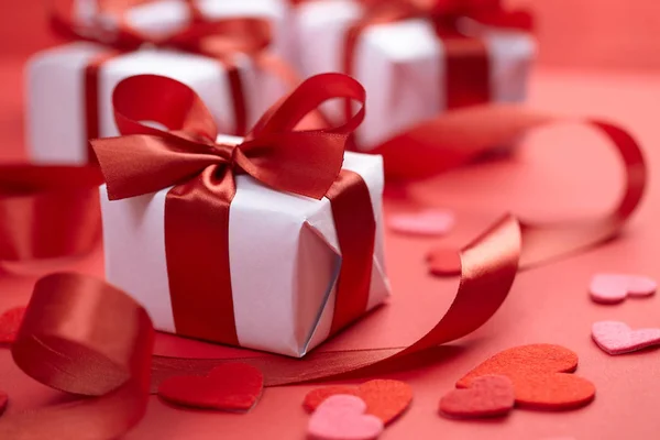 Coeurs Rouges Décoratifs Avec Cadeaux Pour Saint Valentin — Photo