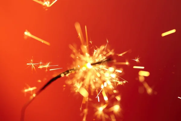 Navidad Año Nuevo Fiesta Chispa Sobre Fondo Rojo —  Fotos de Stock