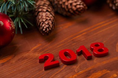 çam kozalakları ve dekoratif sayılar 2018 ahşap masa üzerinde Noel çelenk 