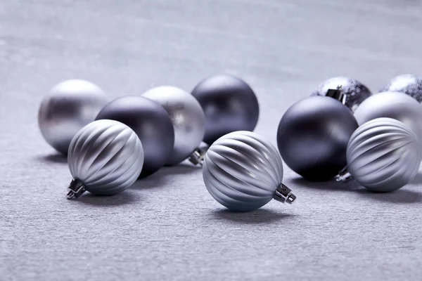 Різдвяні Срібні Кульки Сірому Фоні — стокове фото