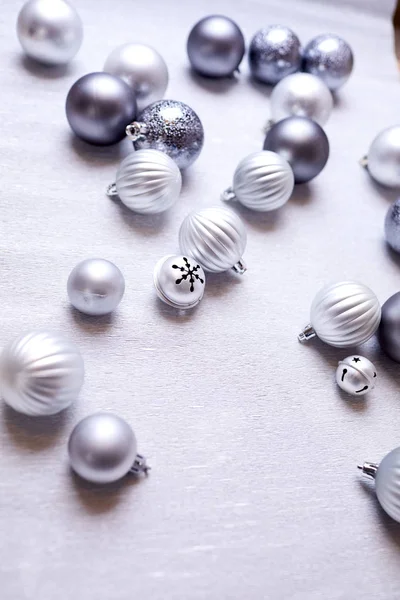 Weihnachten Silberne Kugeln Auf Grauem Hintergrund — Stockfoto