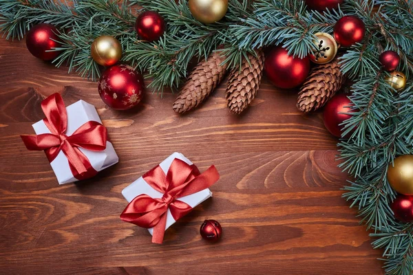 Χριστουγεννιάτικο Στεφάνι Κόκκινες Και Χρυσές Μπάλες Κουτιά Δώρων Στο Ξύλινο — Φωτογραφία Αρχείου