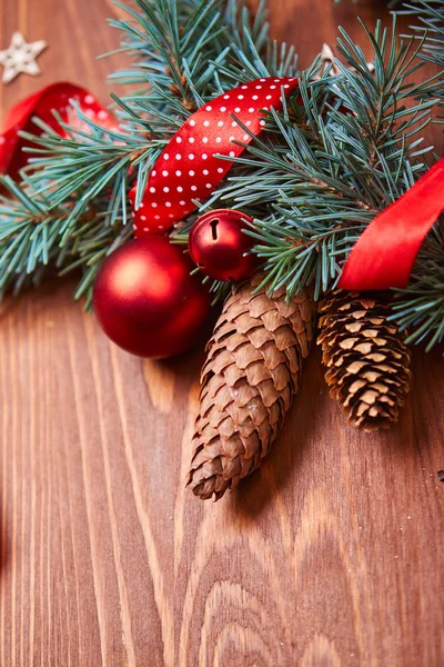 赤のボールと木製のテーブルに松ぼっくりのクリスマス リース — ストック写真